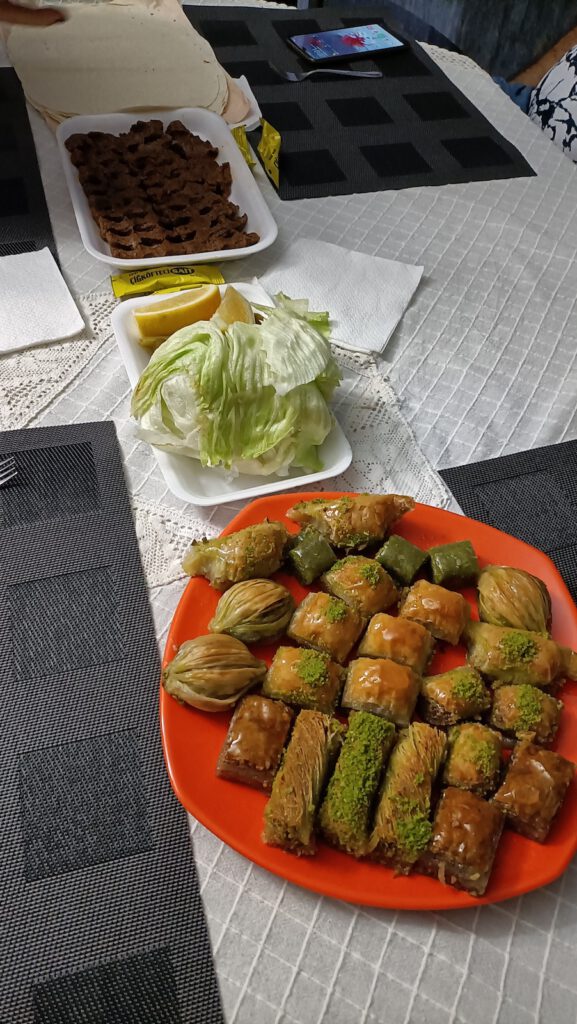 Cigköfte und Baklava